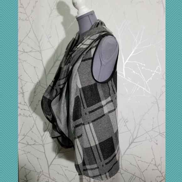 BCNL Design Open Front Sleeveless Cardigan - Picture 4 of 6